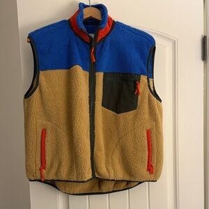 The GREAT outdoors color block plush terrain fleece vest.